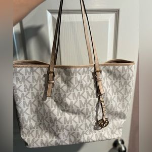 Brand NEW w/ Tags. MICHAEL Kors “Jet Set Travel” Tote. Gifted comes w/ Gift Bag.